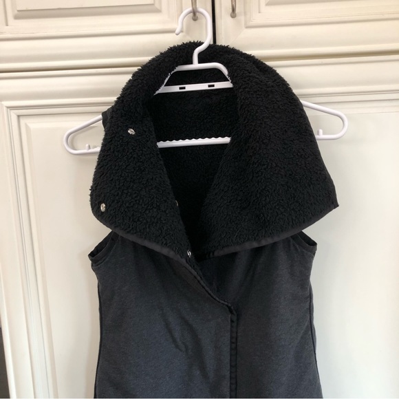 Ivivva by Lululemon girl’s reversible fuzzy vest - Picture 5 of 15